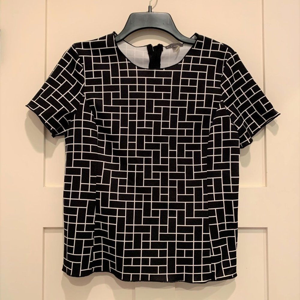 BLACK AND WHITE VINCE CAMUTO TOP